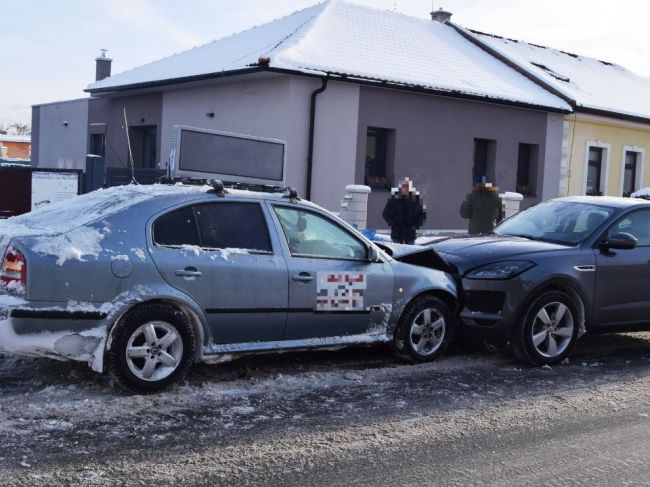 Opitý vodič taxislužby spôsobil v Poprade autonehodu, ťažko sa zranil
