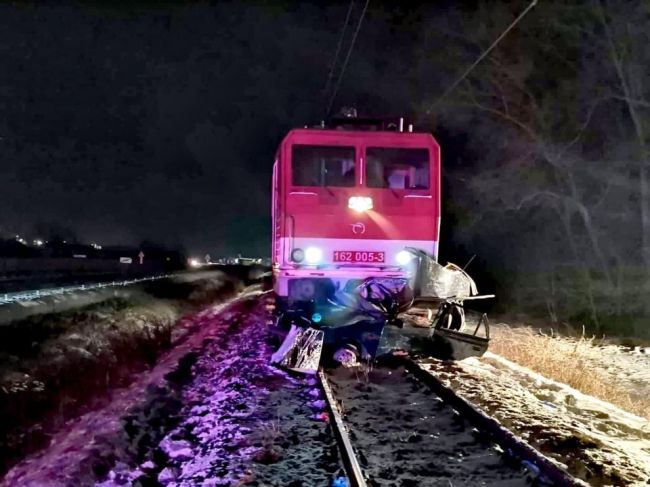 Pri zrážke osobného auta s vlakom zahynul 30-ročný muž