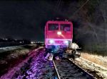 Pri zrážke osobného auta s vlakom zahynul 30-ročný muž