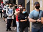 Mladík išiel do klubu napriek pozitívnemu testu, hrozí mu väzenie