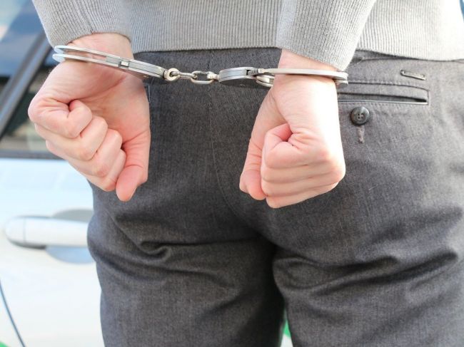 Muž vylial pred budovou Mestskej polície v Žiline benzín a snažil sa ho zapáliť