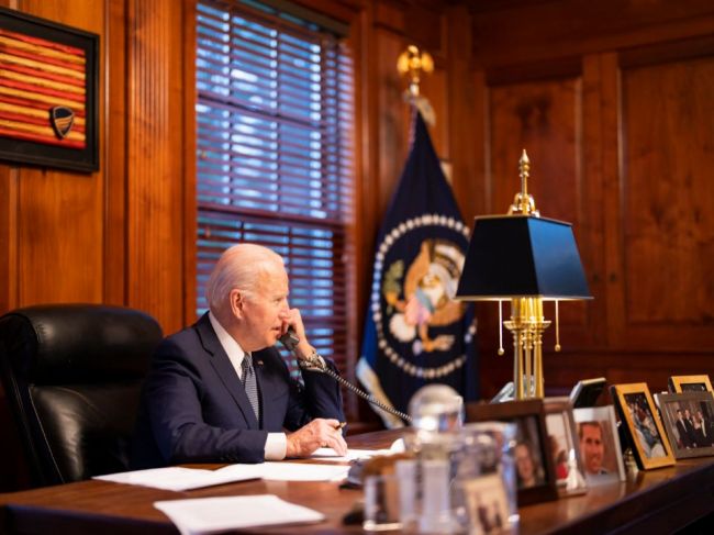 Putin telefonoval s Bidenom, zazneli varovania aj nádej na diplomatické riešenie