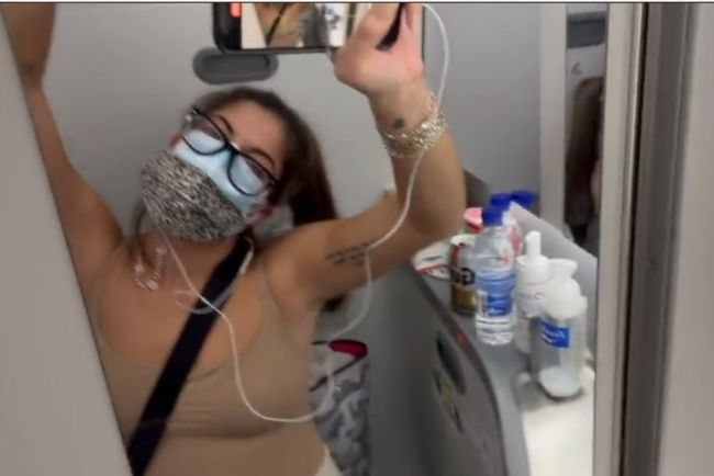 Žena s pozitívnym testom strávila päť hodín na toalete lietadla