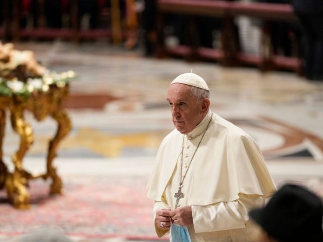 Pápež sa zúčastnil na vešperách, avšak bez liturgického odevu