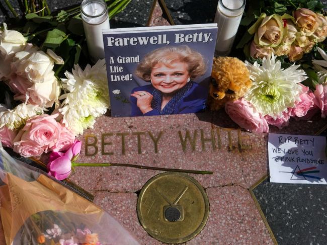 Zomrela americká herečka Betty Whiteová, zanedlho by mala 100 rokov