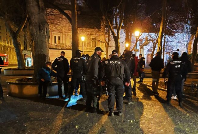 Za porušenie zákazu vychádzania uložili v noci v Bratislave 13 pokút