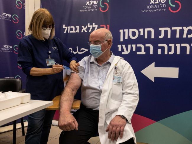Izrael začne očkovať seniorov štvrtou dávkou proticovidovej vakcíny