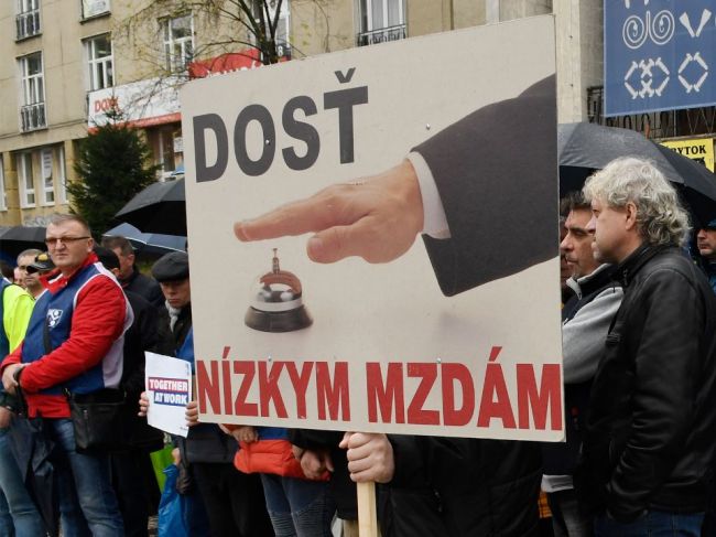 Rok 2022 zrejme prinesie rast zamestnanosti aj miezd