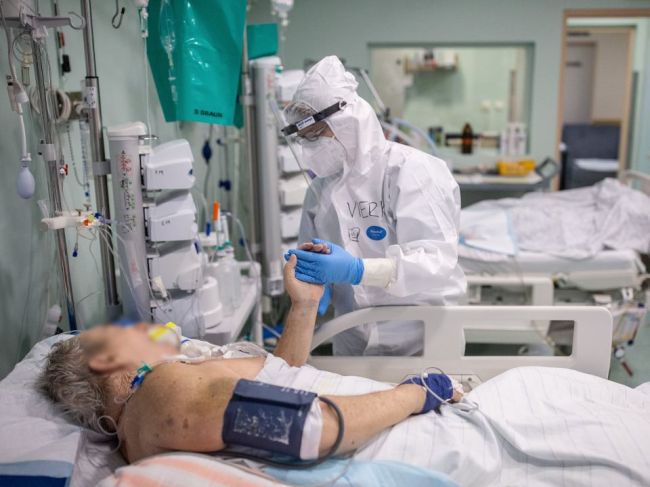 NCZI: Najviac hospitalizovaných pacientov je vo vekovej kategórii 65 rokov