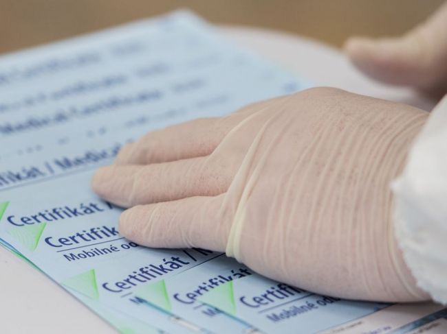 Polícia trestne stíha štyri Češky pre falšovanie očkovacích certifikátov