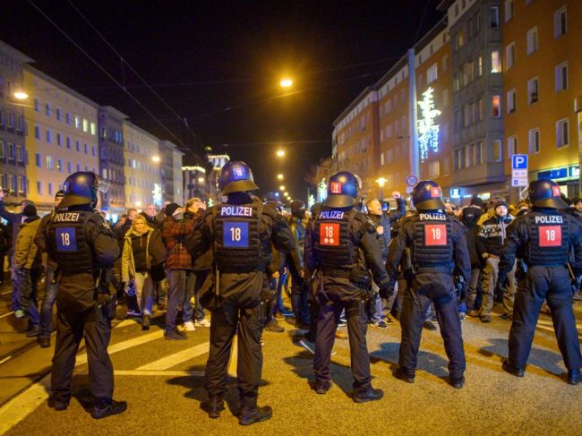V Nemecku protestovali proti pandemickým opatreniam desaťtisíce ľudí