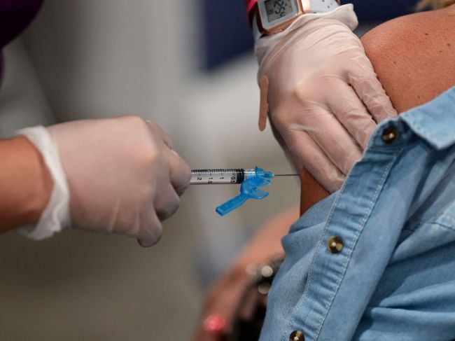 Omikron môže uniknúť protilátkam z očkovania či prekonania COVID-19, varuje štúdia