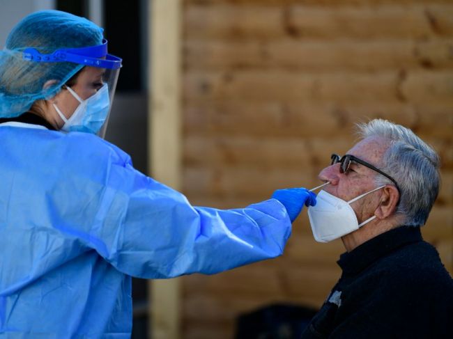 Prípady nákazy koronavírusom v Grécku prudko stúpli, už prevláda variant omikron