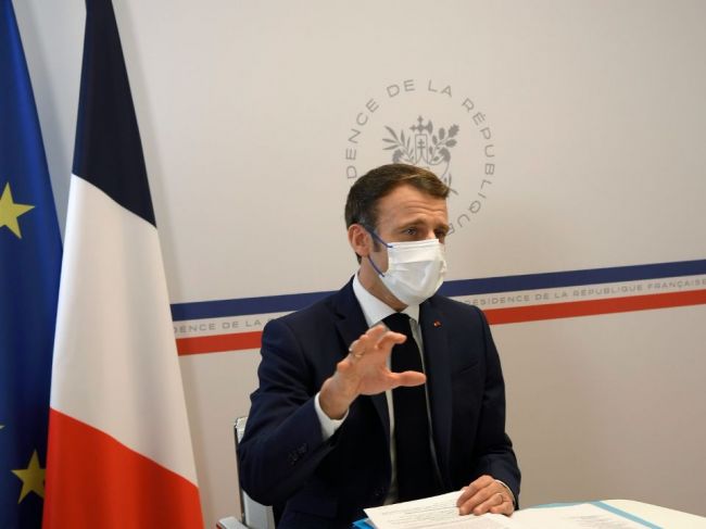 Macron prisľúbil, že neočkovaných Francúzov bude "trápiť až do konca"