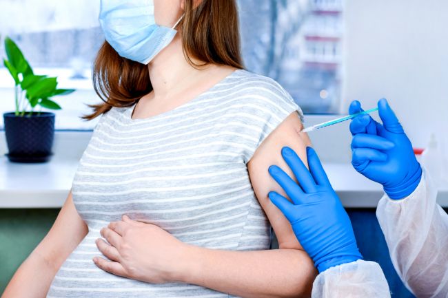 Proticovidové očkovanie nespôsobuje predčasný pôrod ani podváhu dieťaťa