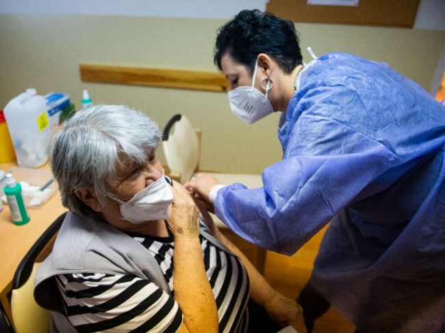 Slovenská pošta vyplatila 9665 finančných príspevkov pre seniorov za očkovanie