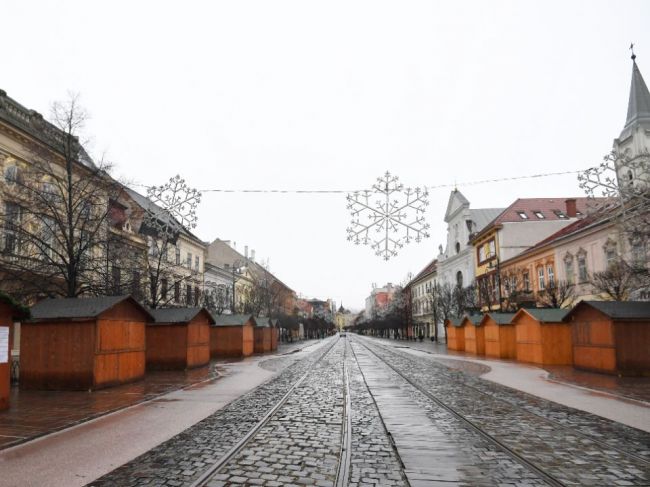 Opatrenia počas novembra a decembra dodržiavalo vyše 80 percent ľudí, hovorí prieskum