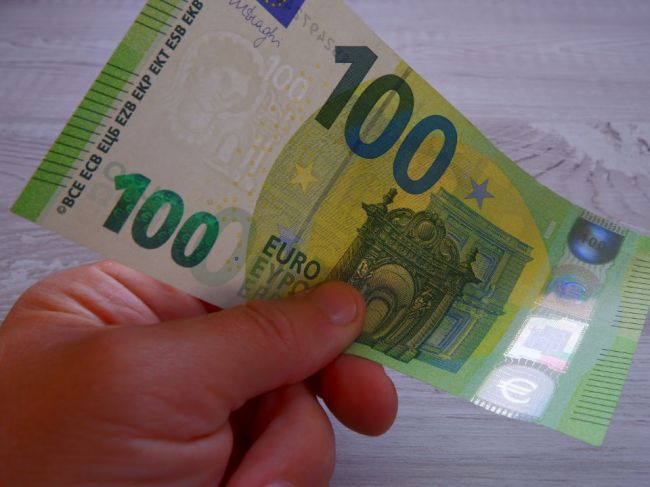 Predajcovia v tomto meste by si mali dávať pozor na falošné 100-eurovky
