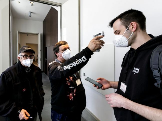 Česká vláda skrátila karanténu a zaviedla testovanie všetkých zamestnancov