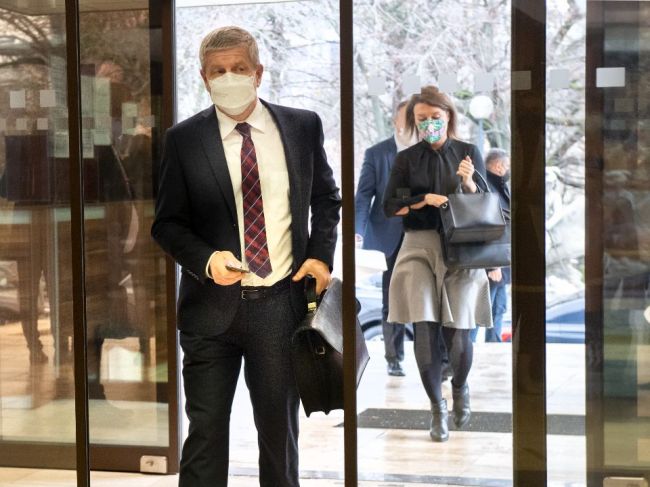 Pred blížiacou sa vlnou variantu omikron sa nastavuje nový proces prijímania opatrení