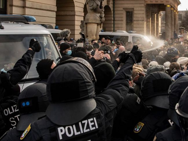 Protesty proti pandemickým opatreniam sa znova konali v Rakúsku i Nemecku