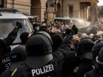 Protesty proti pandemickým opatreniam sa znova konali v Rakúsku i Nemecku
