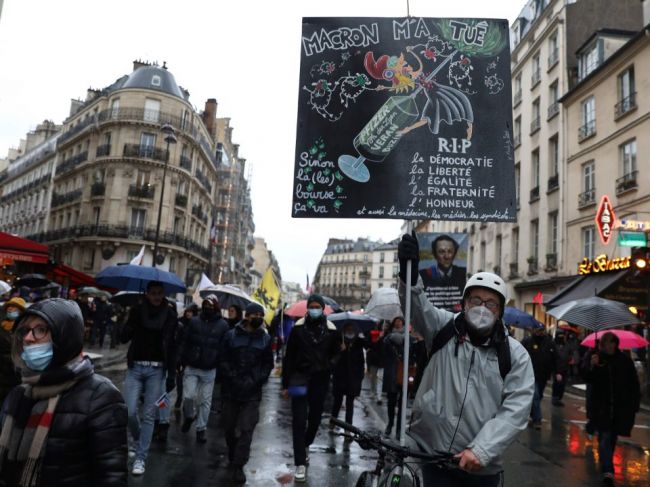 Viac ako 100.000 ľudí protestovalo po celom Francúzsku proti obmedzeniam pre neočkovaných