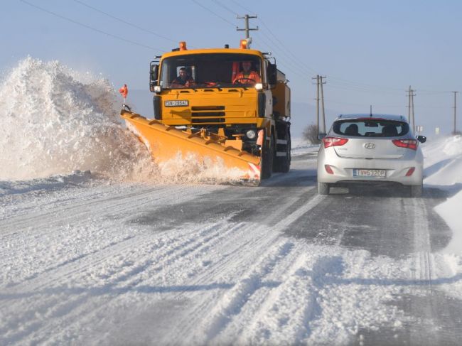 Cesty sú miestami pokryté vrstvou čerstvého, kašovitého či utlačeného snehu