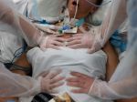 V Poľsku zaznamenali prvé dve úmrtia súvisiace s omikronom