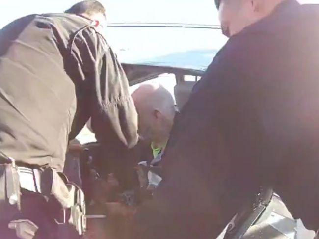 Video: Lietadlo pristálo na železničnom priecestí, policajti zasiahli v poslednej sekunde