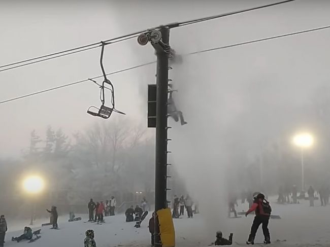 Video: V lyžiarskom stredisku prasklo potrubie, lyžiari skákali z lanovky