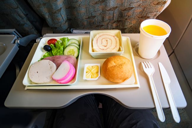Toto jedlo by ste nikdy nemali jesť v lietadle
