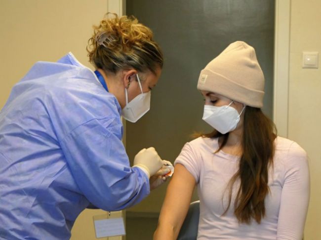 EMA zverejnila stanovisko k plošnému očkovaniu štvrtou dávkou vakcíny