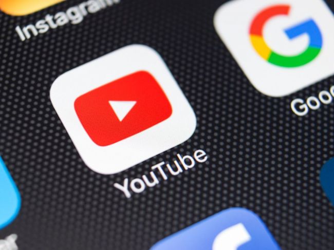 Experti z celého sveta vyzvali YouTube na boj proti dezinformáciám na internete
