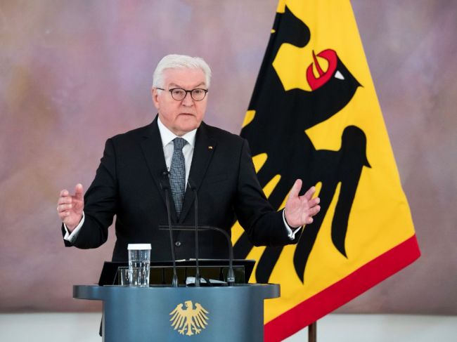 Nemecký prezident žiada diskusiu o povinnom očkovaní proti covidu