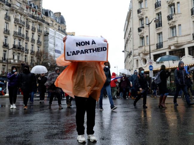 Francúzski učitelia vyhlásili pre chaotickú covidovú politiku štrajk