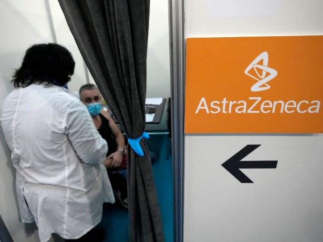 Tretia dávka vakcíny od firmy AstraZeneca vytvára viac protilátok proti omikronu