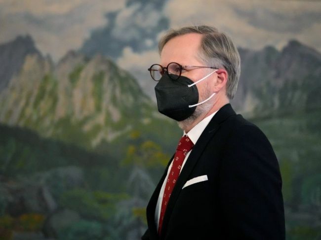 Českí poslanci vyslovili dôveru vláde Petra Fialu