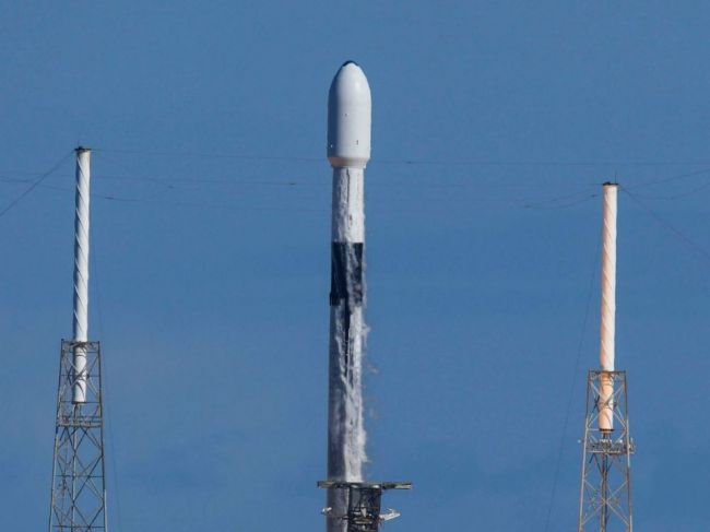 Raketa Falcon 9 vyniesla do vesmíru 105 satelitov vrátane českého