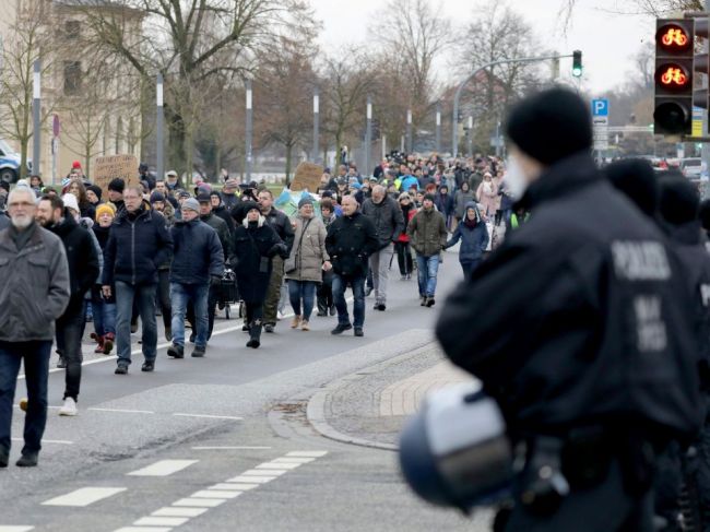 Polícia v Drážďanoch zasiahla i voči protidemonštrantom, teraz čelí kritike