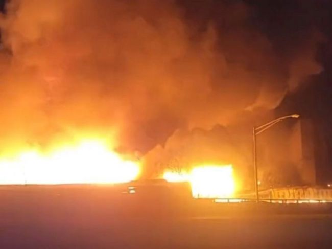 Požiar v chemickom závode v New Jersey si vyžiadal evakuáciu obyvateľov