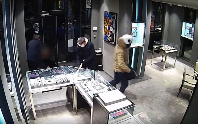 Ozbrojení lupiči ukradli v centre Prahy luxusné hodinky za milióny korún