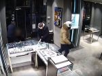 Ozbrojení lupiči ukradli v centre Prahy luxusné hodinky za milióny korún