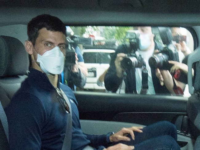 Vypočúvanie na súde v prípade Djokoviča sa skončilo, trvalo 11 hodín
