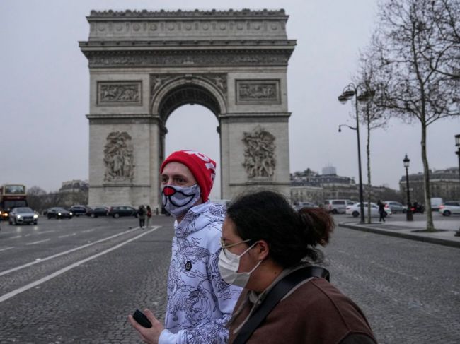 Francúzsky parlament schválil zavedenie očkovacieho preukazu