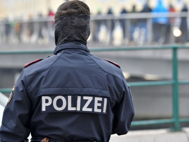 Muž v Salzburgu útočil nožom, policajti ho postrelili