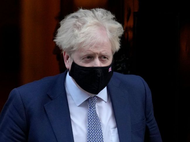 Boris Johnson vypovedal v súvislosti s večierkami počas lockdownu