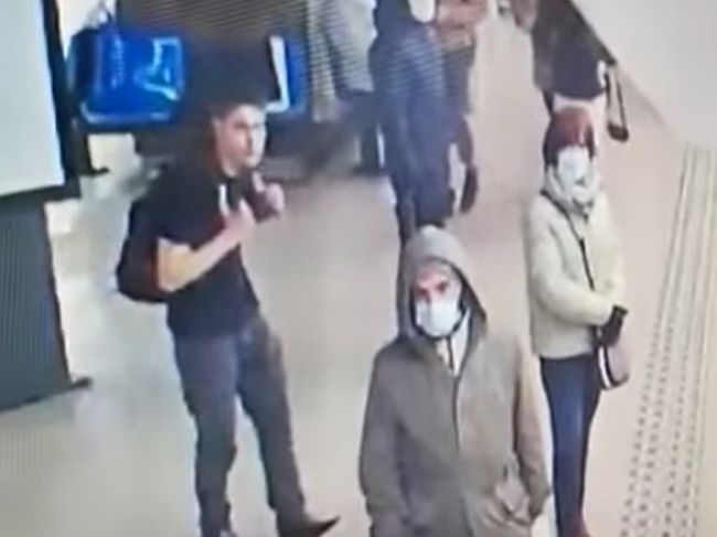 Video: Muž sotil ženu do prichádzajúcej súpravy metra