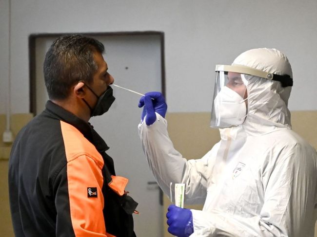 COVID-19 na Slovensku: Výrazne stúpol počet nakazených, pribudlo 61 obetí