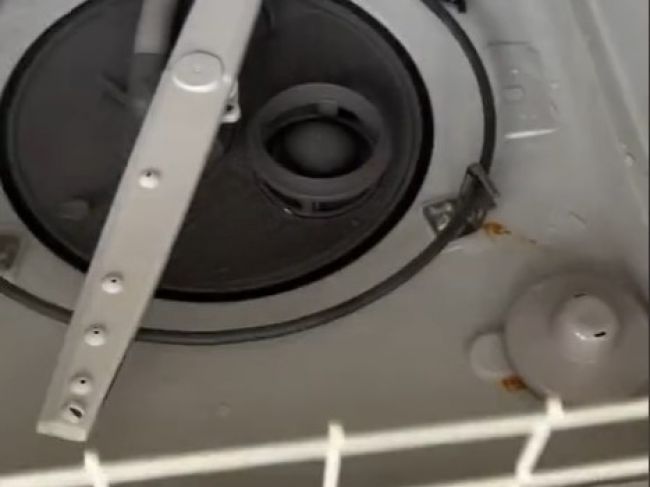 Video: Toto musíte urobiť, aby vám umývačka nenechávala špinu na riadoch